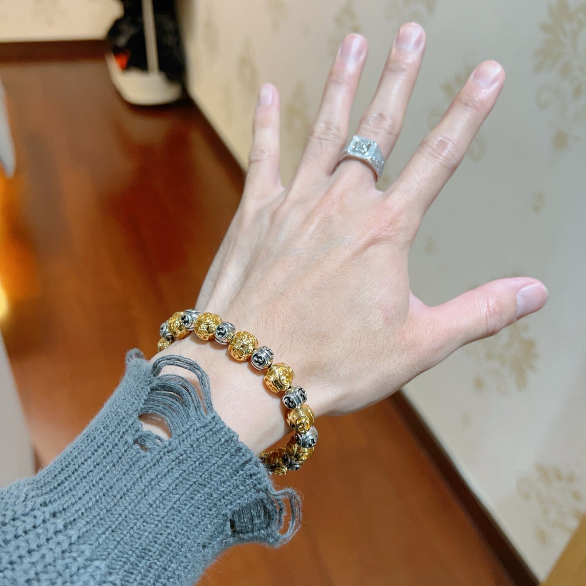 Double-G Emblem Bracelet in Polished Metal-Tone – Design 010 detail view