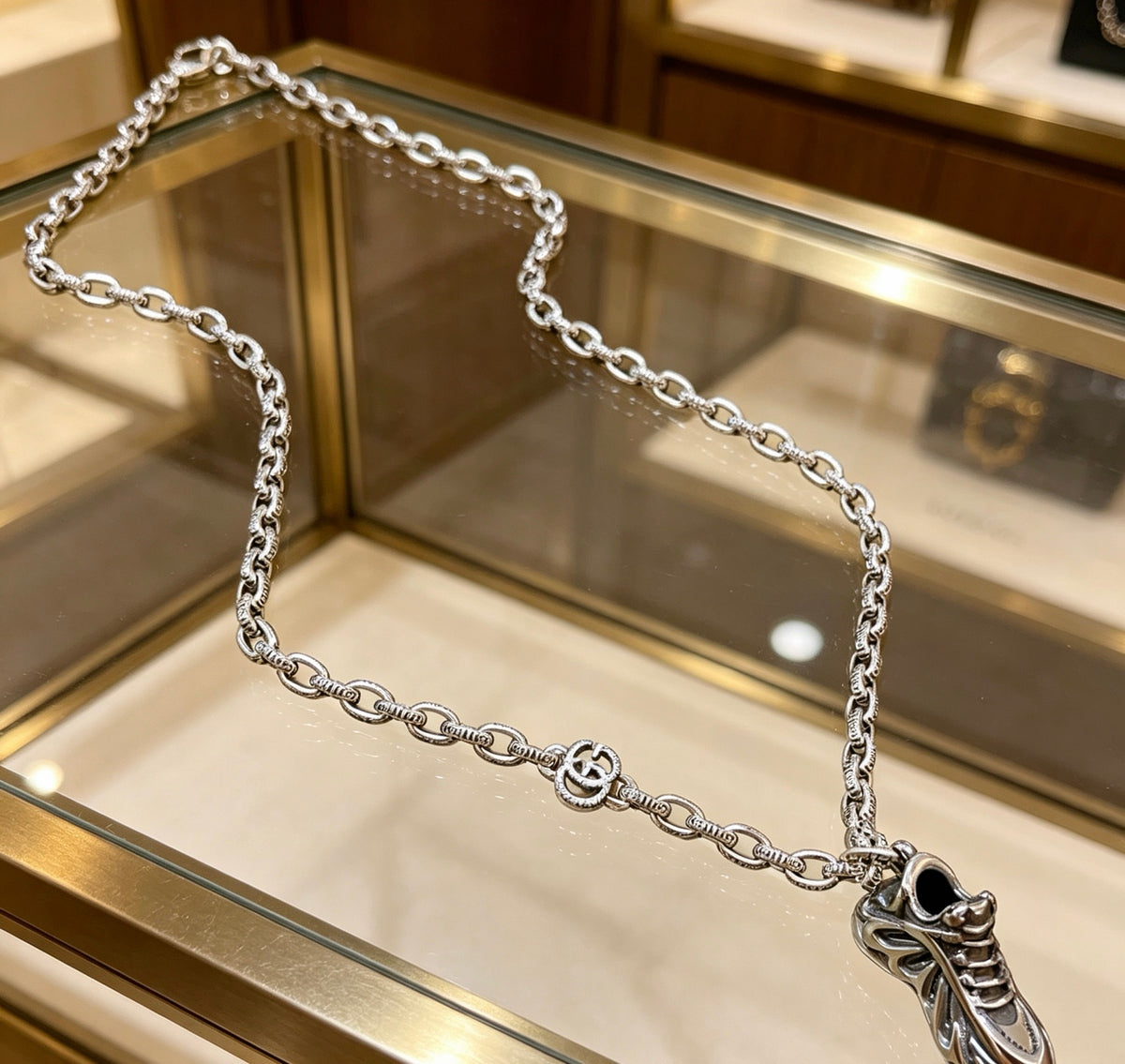 Chain Pendant Necklace in Polished Metal-Tone – Vintage Detail – Design 002 close-up detail