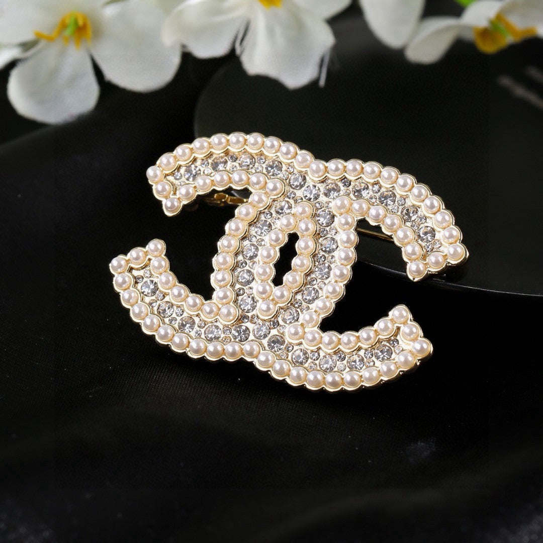 Pearl Brooch in Polished Metal-Tone – Pearl Detail – Design 003 side detail