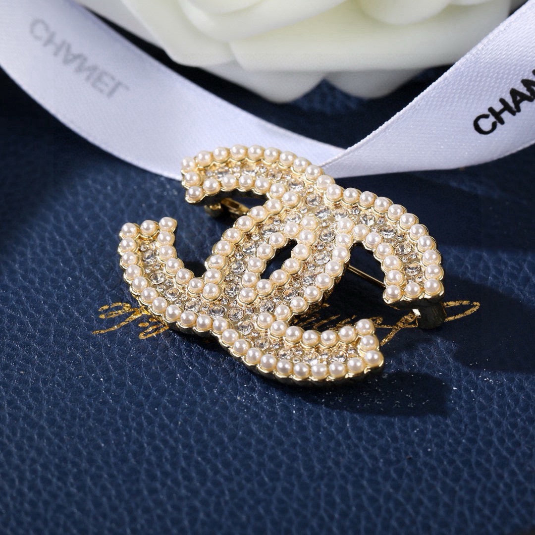 Pearl Brooch in Polished Metal-Tone – Pearl Detail – Design 003 detail view