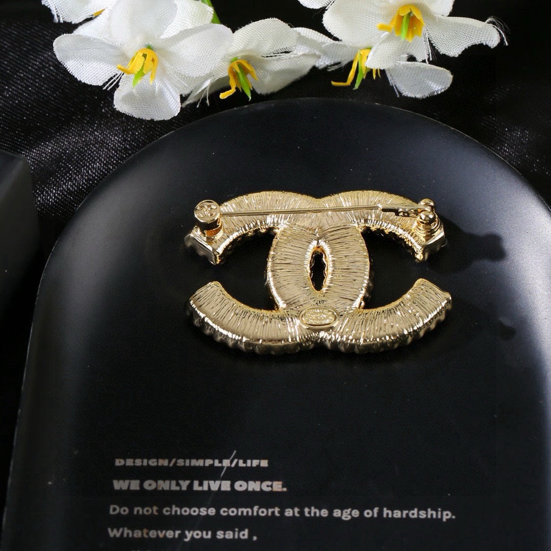 Pearl Brooch in Polished Metal-Tone – Pearl Detail – Design 003 close-up detail