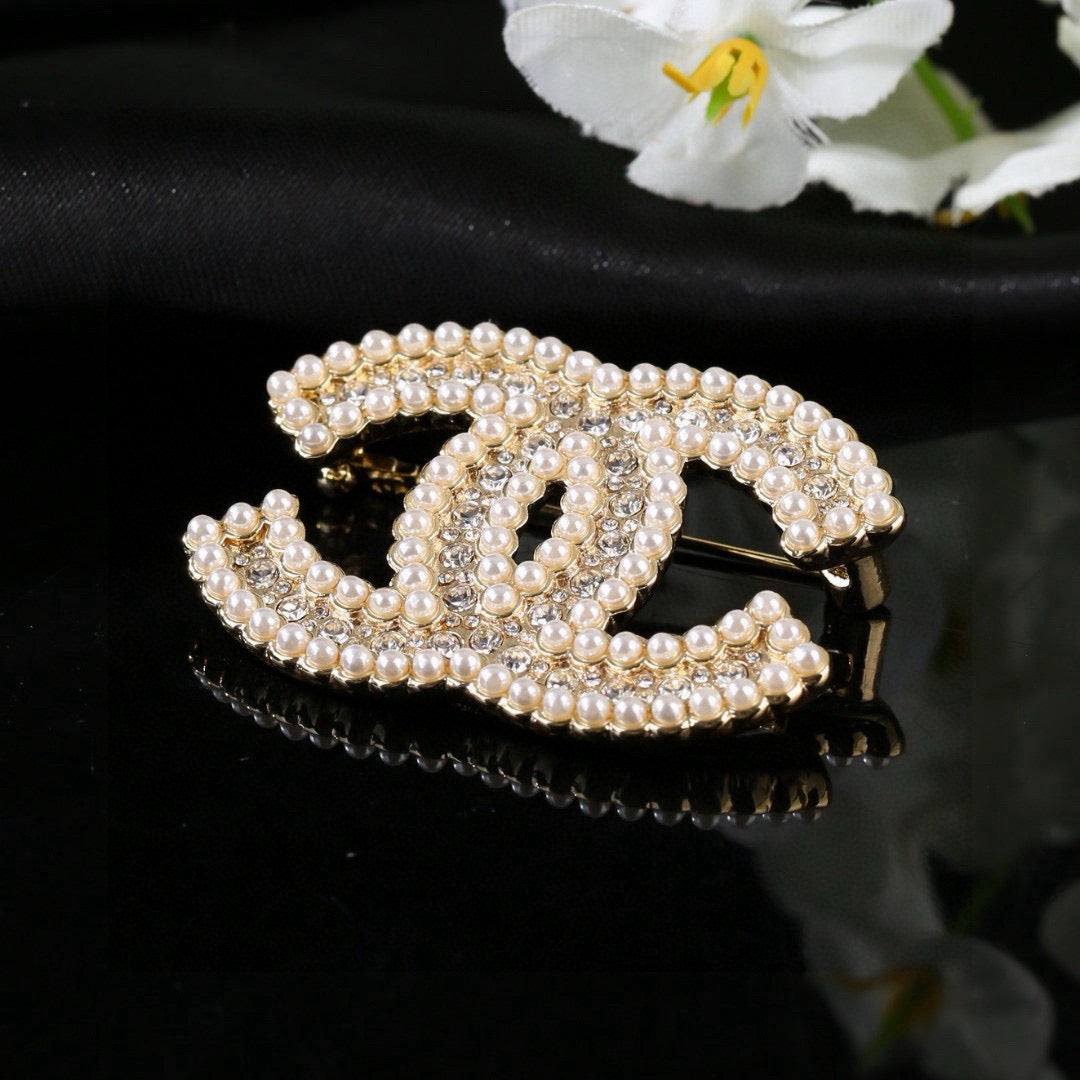 Pearl Brooch in Polished Metal-Tone – Pearl Detail – Design 003 styled product view