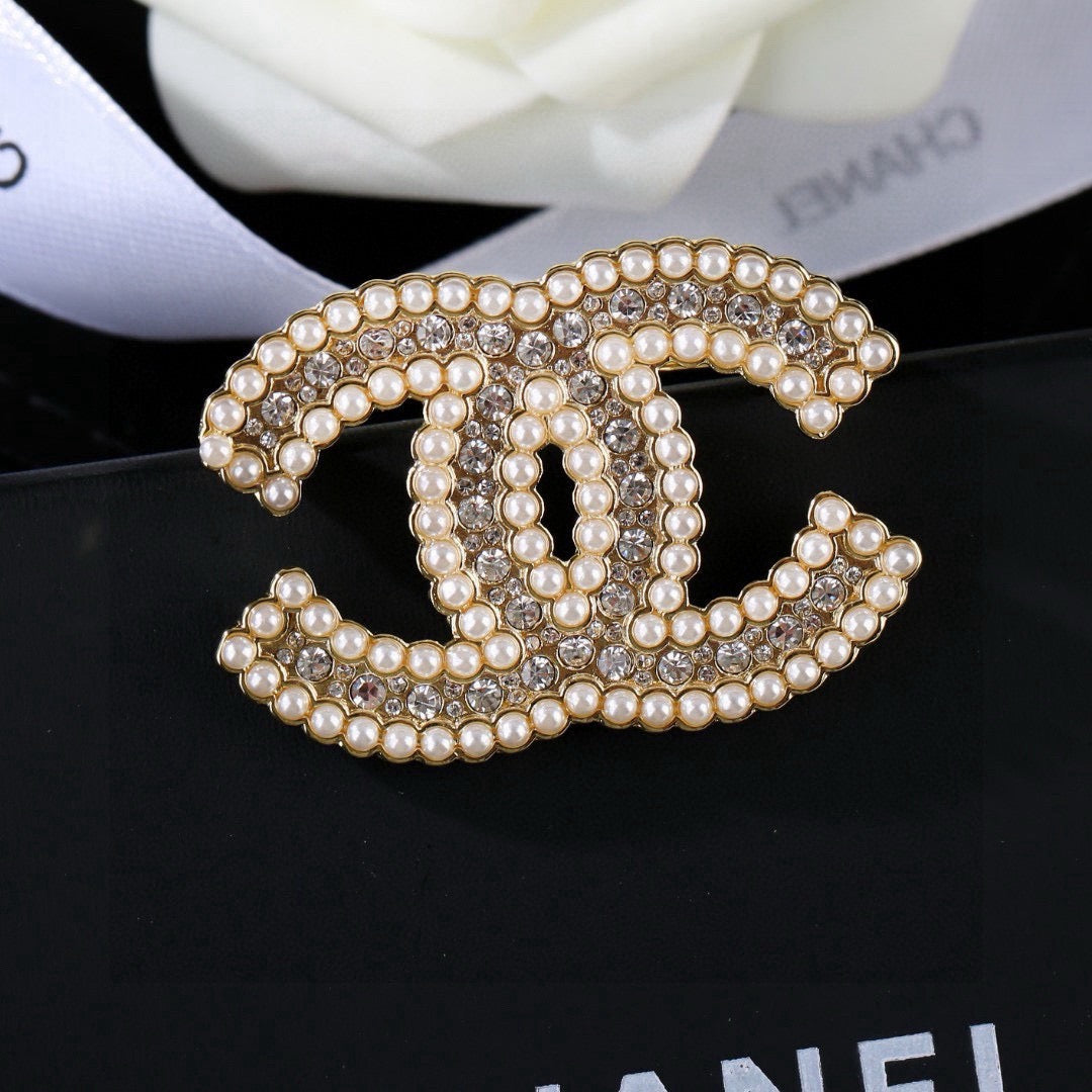 Pearl Brooch in Polished Metal-Tone – Pearl Detail – Design 003 main product view