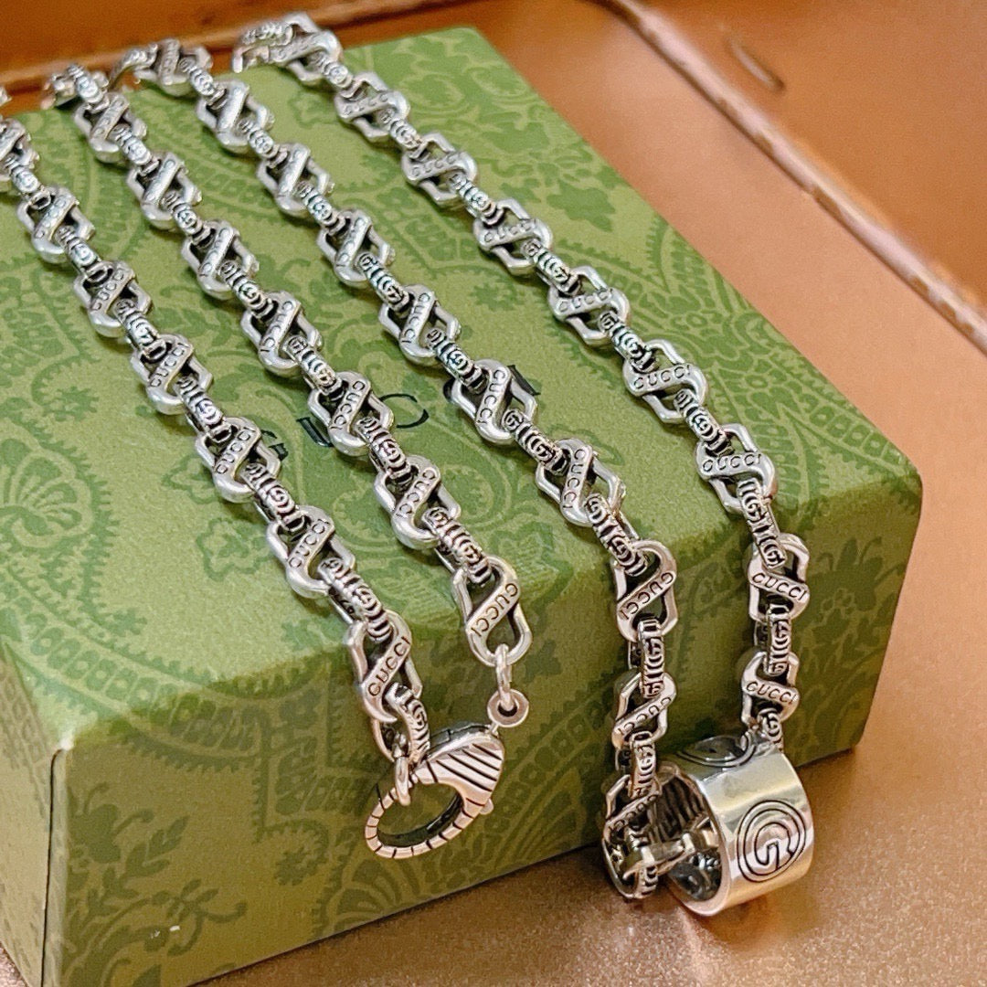 Double-G Emblem Pendant Necklace in Polished Metal-Tone – Vintage Detail – Design 025 side detail