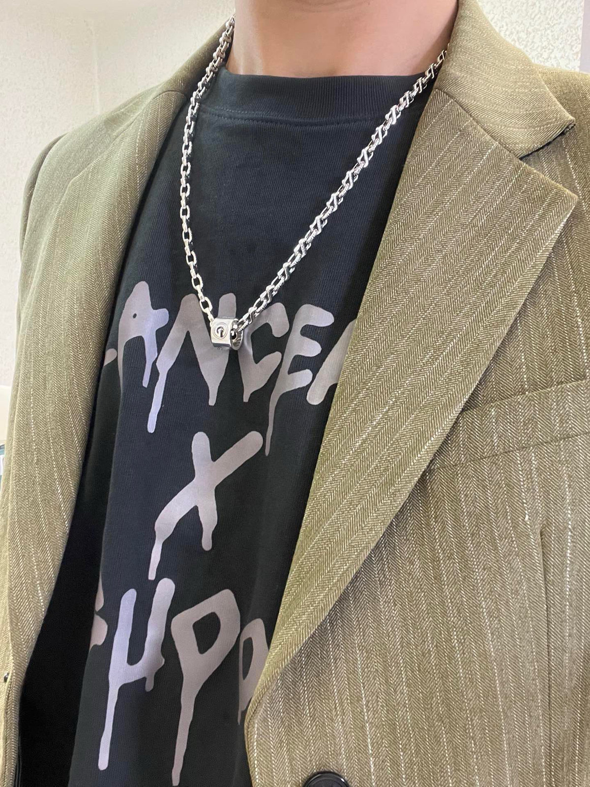 Double-G Emblem Pendant Necklace in Polished Metal-Tone – Vintage Detail – Design 012 detail view