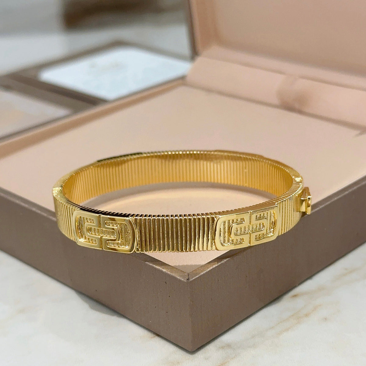 Serpentine Bangle in Polished Metal-Tone – Serpentine Detail – Design 004 detail view