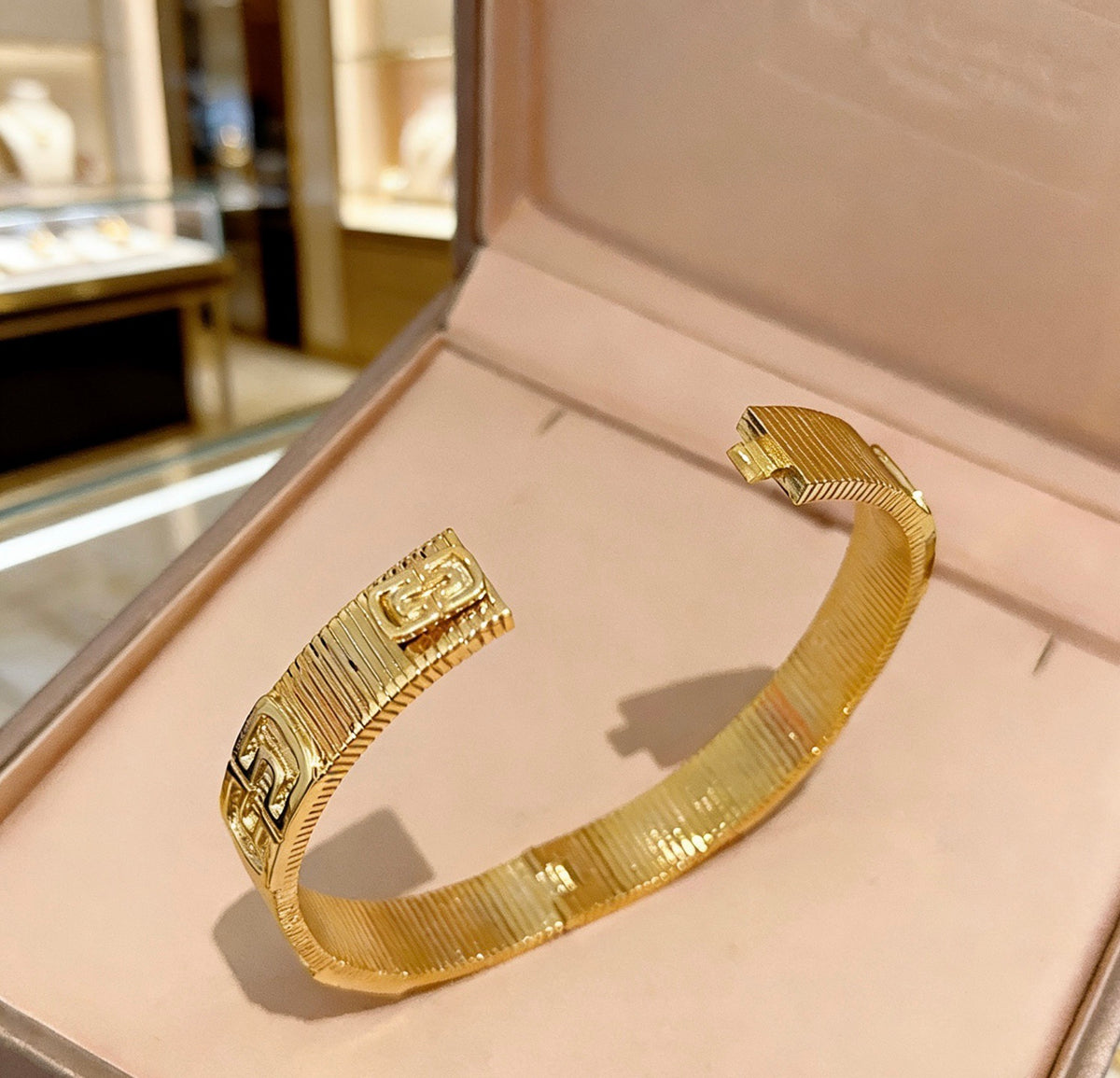 Serpentine Bangle in Polished Metal-Tone – Serpentine Detail – Design 004 front product view