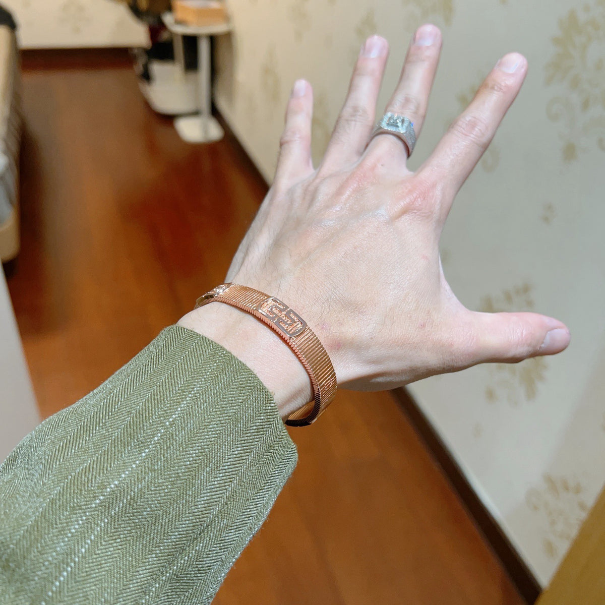 Serpentine Bangle in Polished Metal-Tone – Serpentine Detail – Design 007 main product view