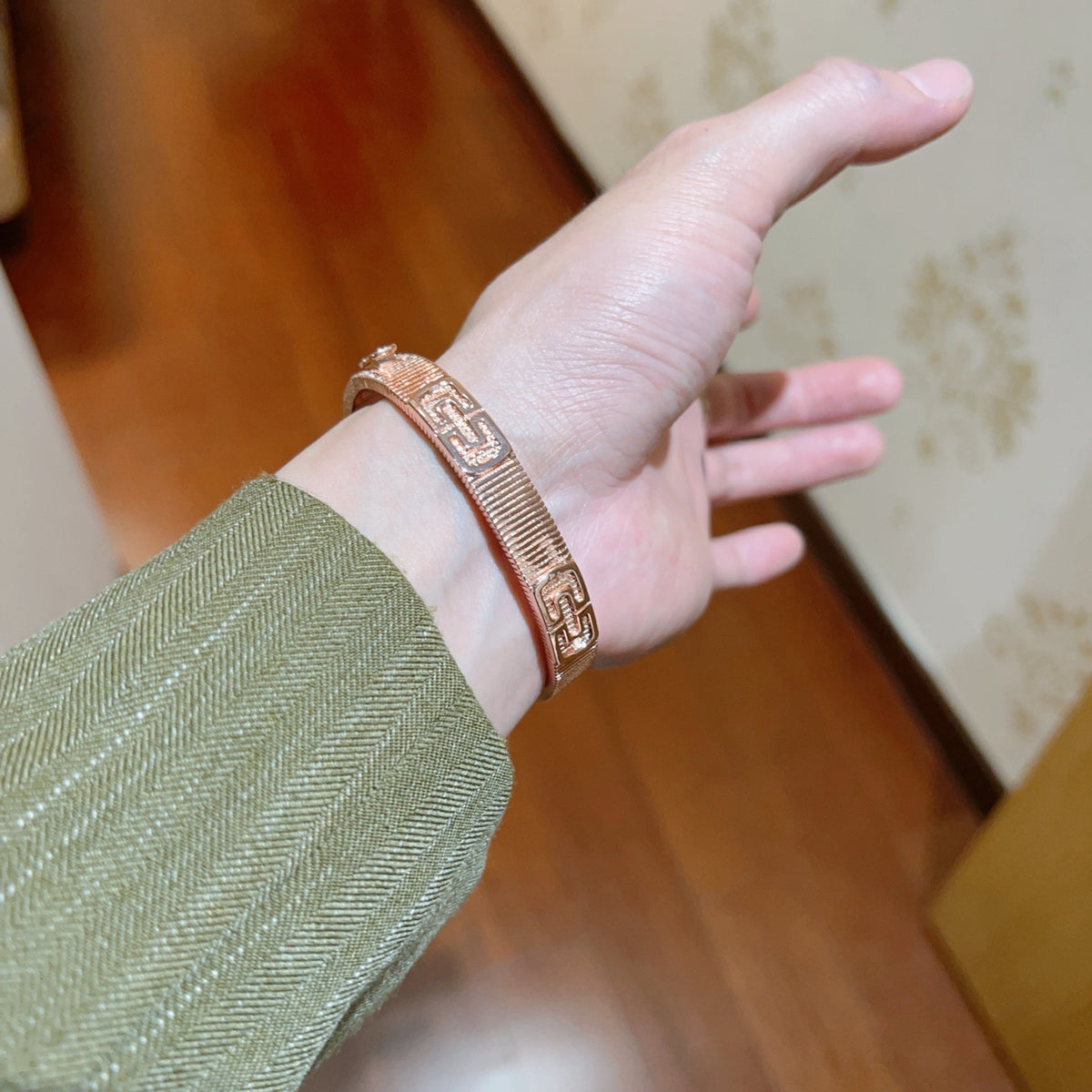 Serpentine Bangle in Polished Metal-Tone – Serpentine Detail – Design 007 side detail