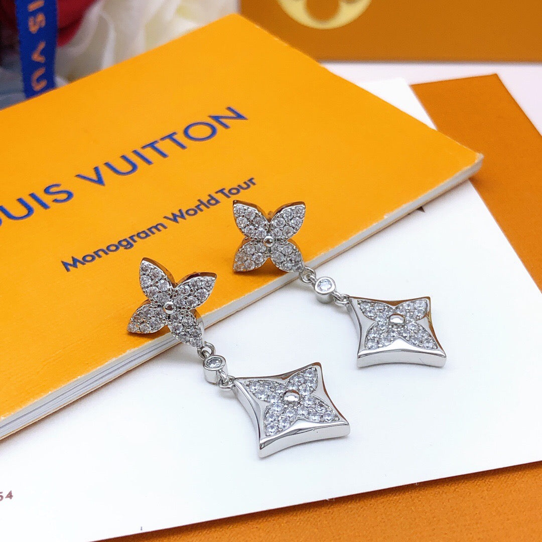 Geometric Emblem Fashion Accessory – Silver Detail – Design 004 detail view