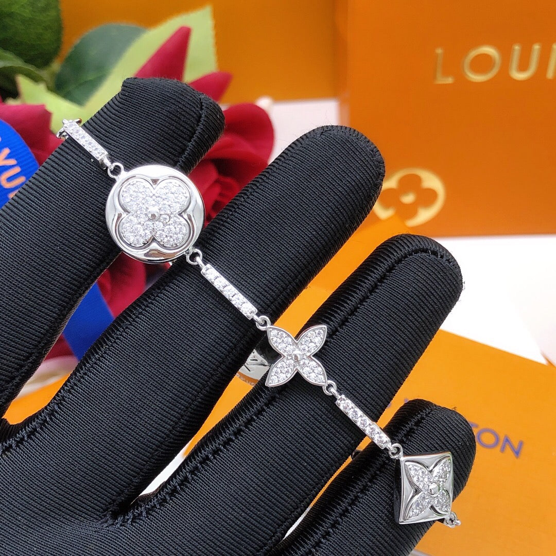 Geometric Emblem Bracelet in Silver-Tone – Silver Detail – Design 016 close-up detail