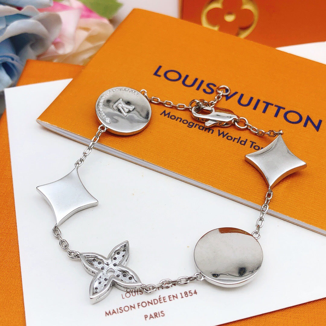 Geometric Emblem Bracelet in Silver-Tone – Silver Detail – Design 015 detail view