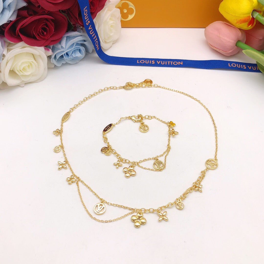 Floral Bracelet in Gold-Tone – Design 009 close-up detail