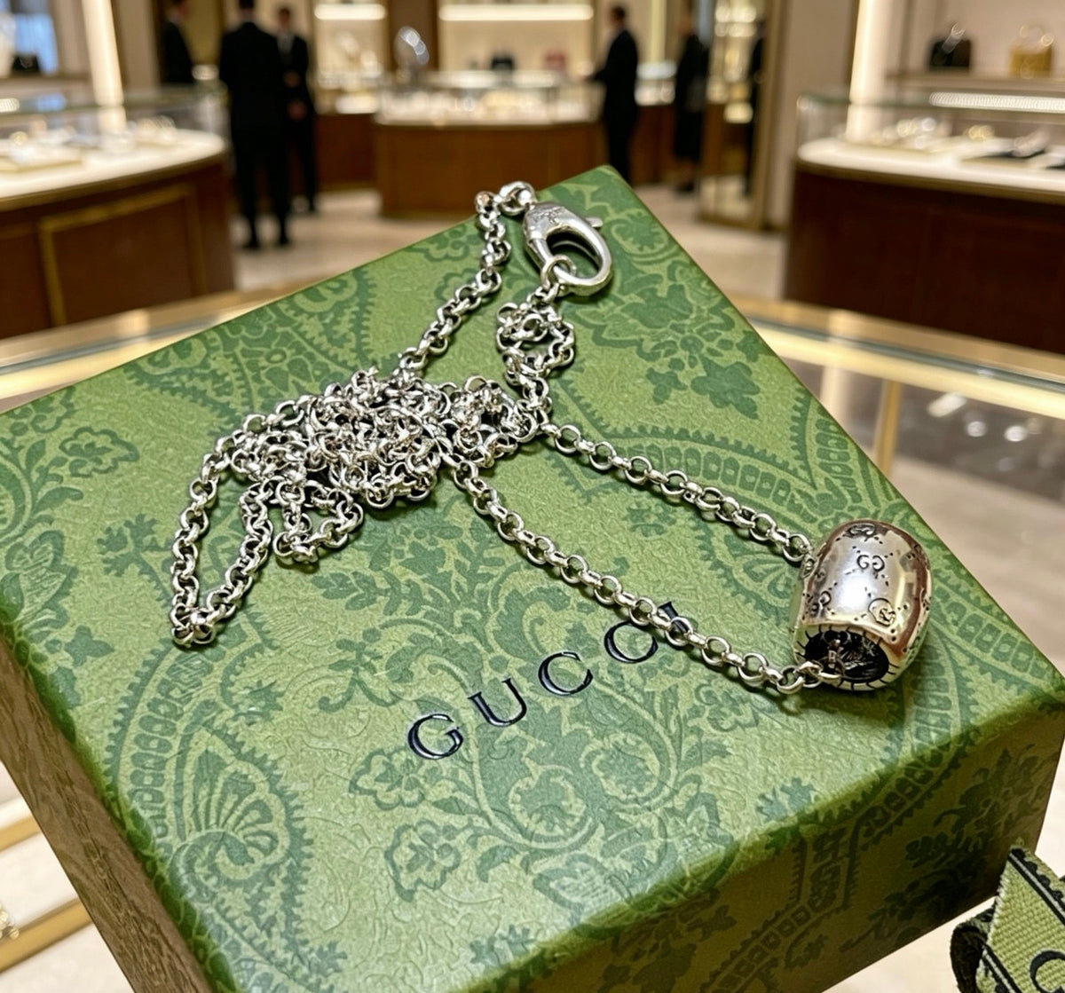 Double-G Emblem Pendant Necklace in Silver-Tone – Vintage Detail – Design 020 close-up detail