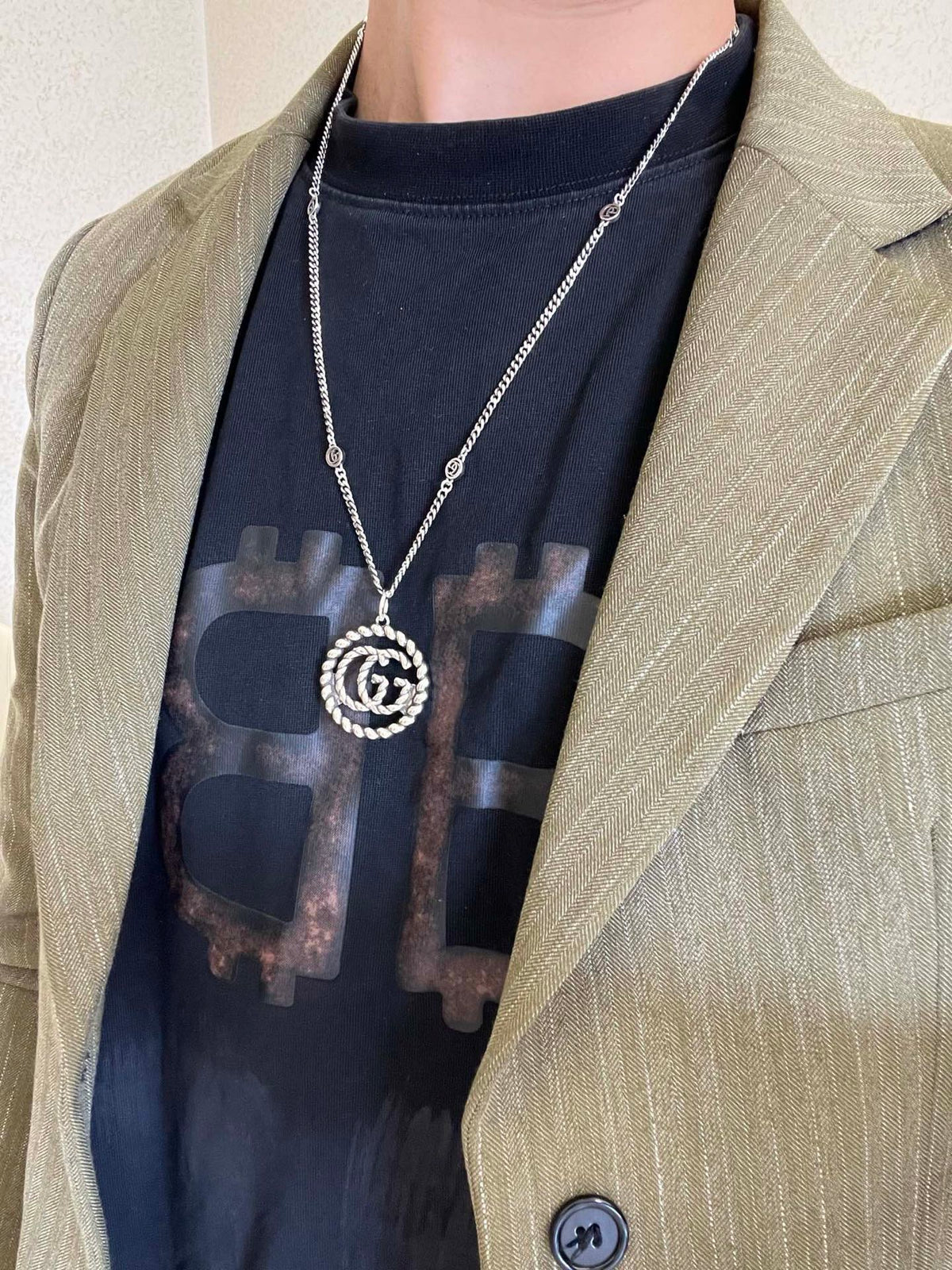 Double-G Emblem Pendant Necklace in Silver-Tone – Vintage Detail – Design 015 side detail