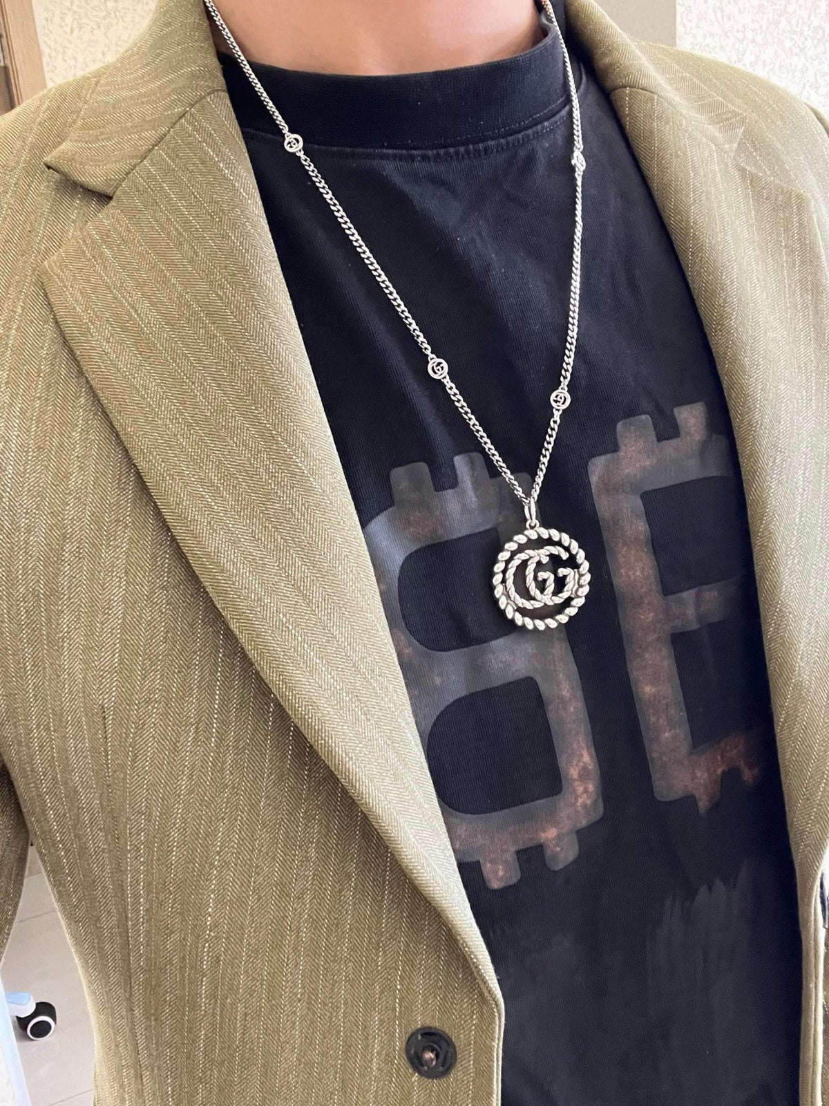 Double-G Emblem Pendant Necklace in Silver-Tone – Vintage Detail – Design 007 detail view