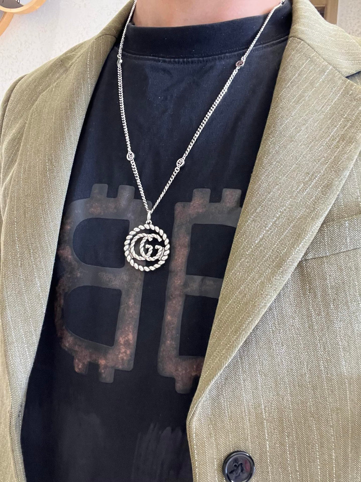 Double-G Emblem Pendant Necklace in Silver-Tone – Vintage Detail – Design 019 main product view