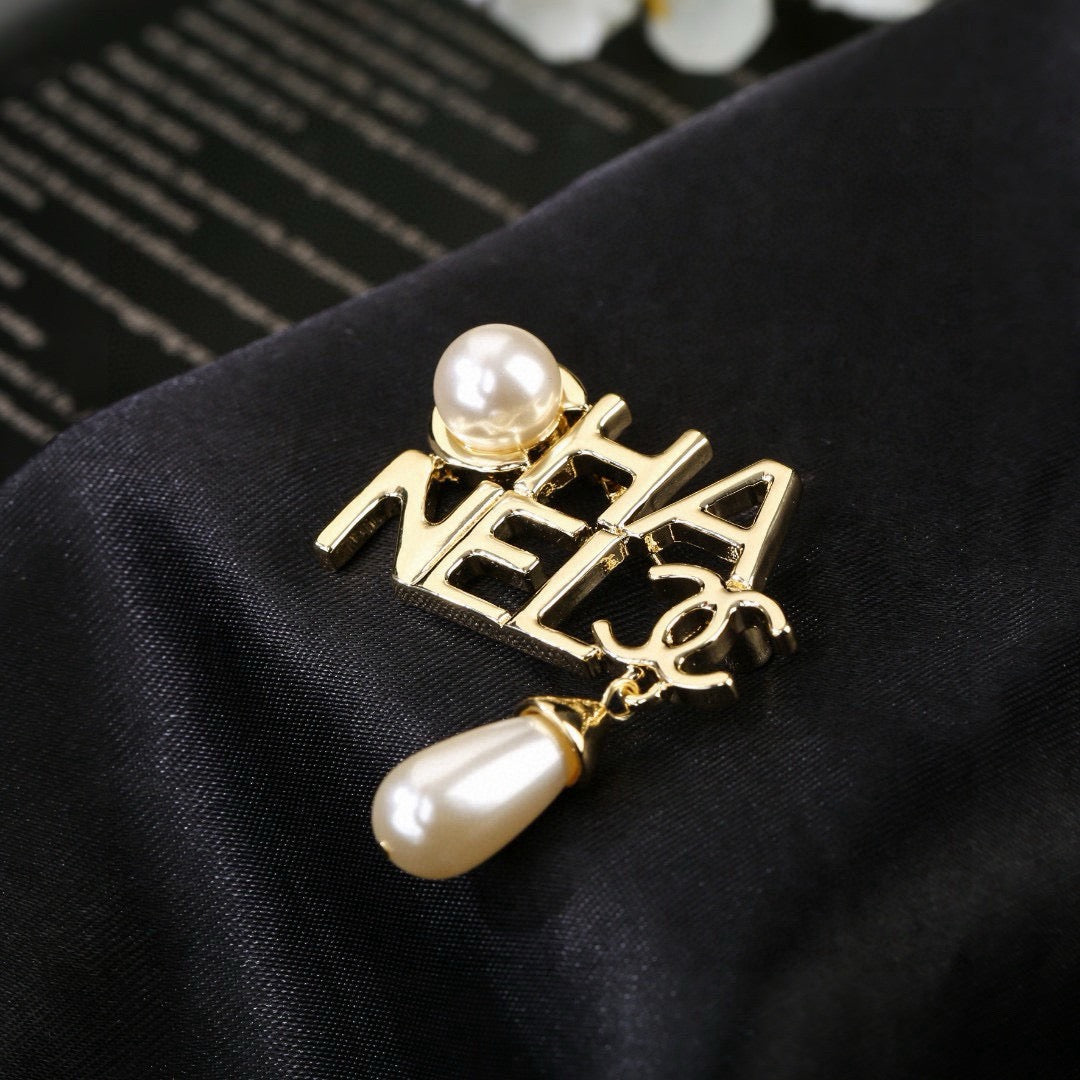 Pearl Brooch in Polished Metal-Tone – Pearl Detail – Design 002 styled product view