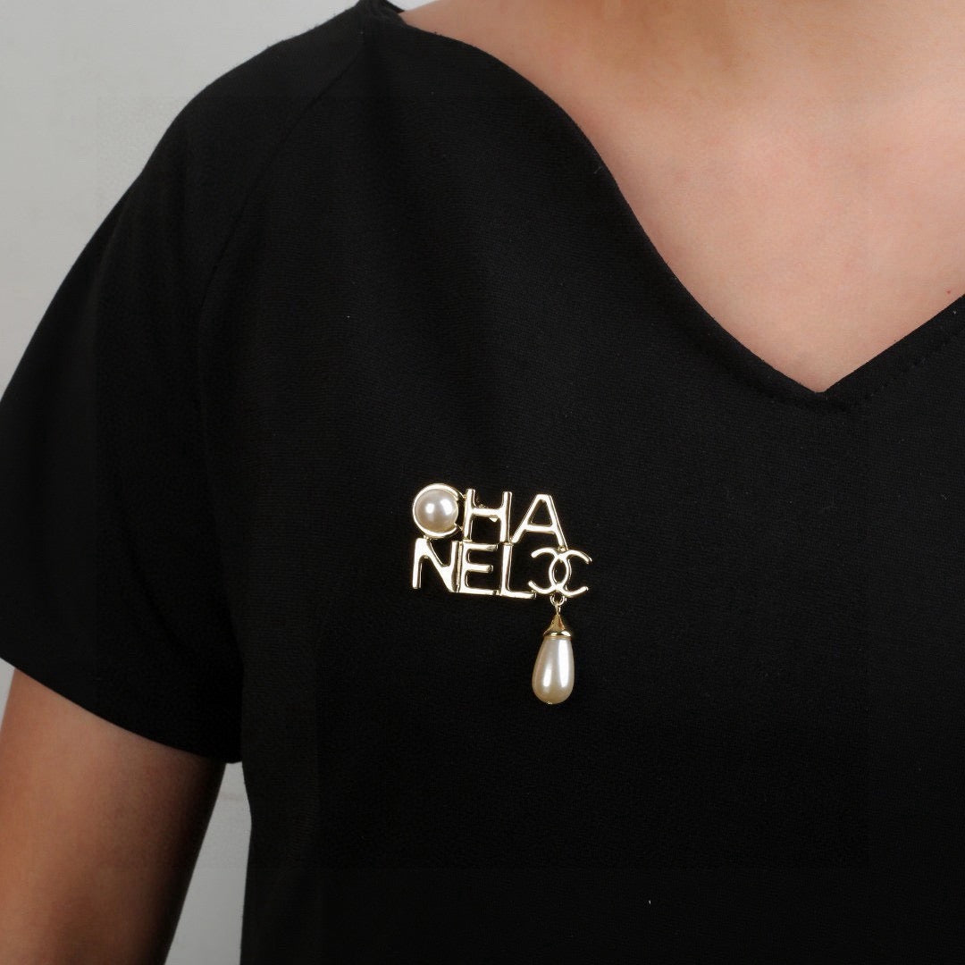 Pearl Brooch in Polished Metal-Tone – Pearl Detail – Design 002 front product view