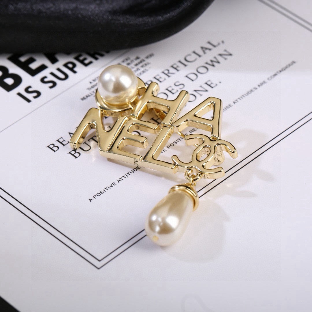 Pearl Brooch in Polished Metal-Tone – Pearl Detail – Design 002 side detail