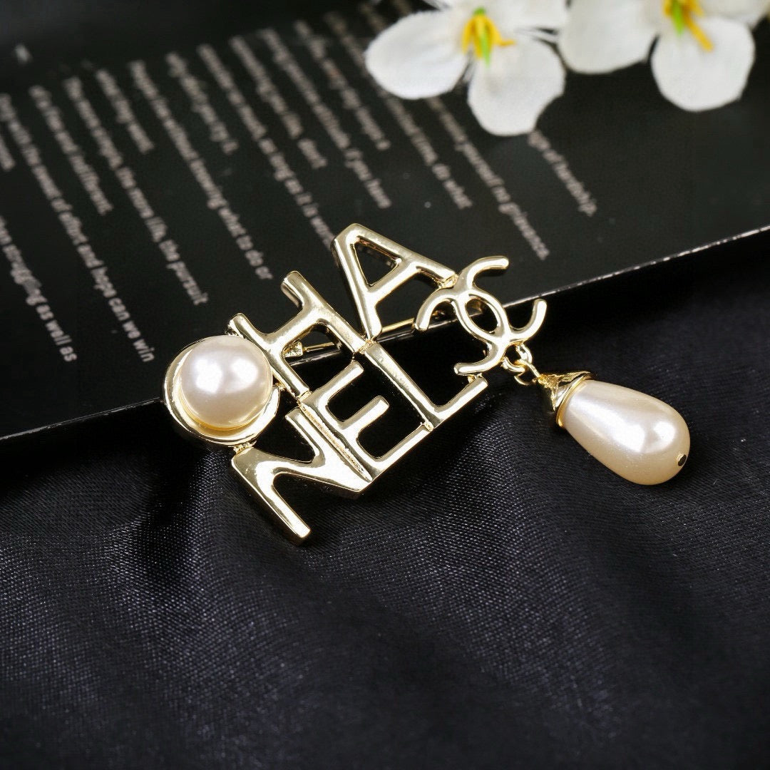 Pearl Brooch in Polished Metal-Tone – Pearl Detail – Design 002 close-up detail