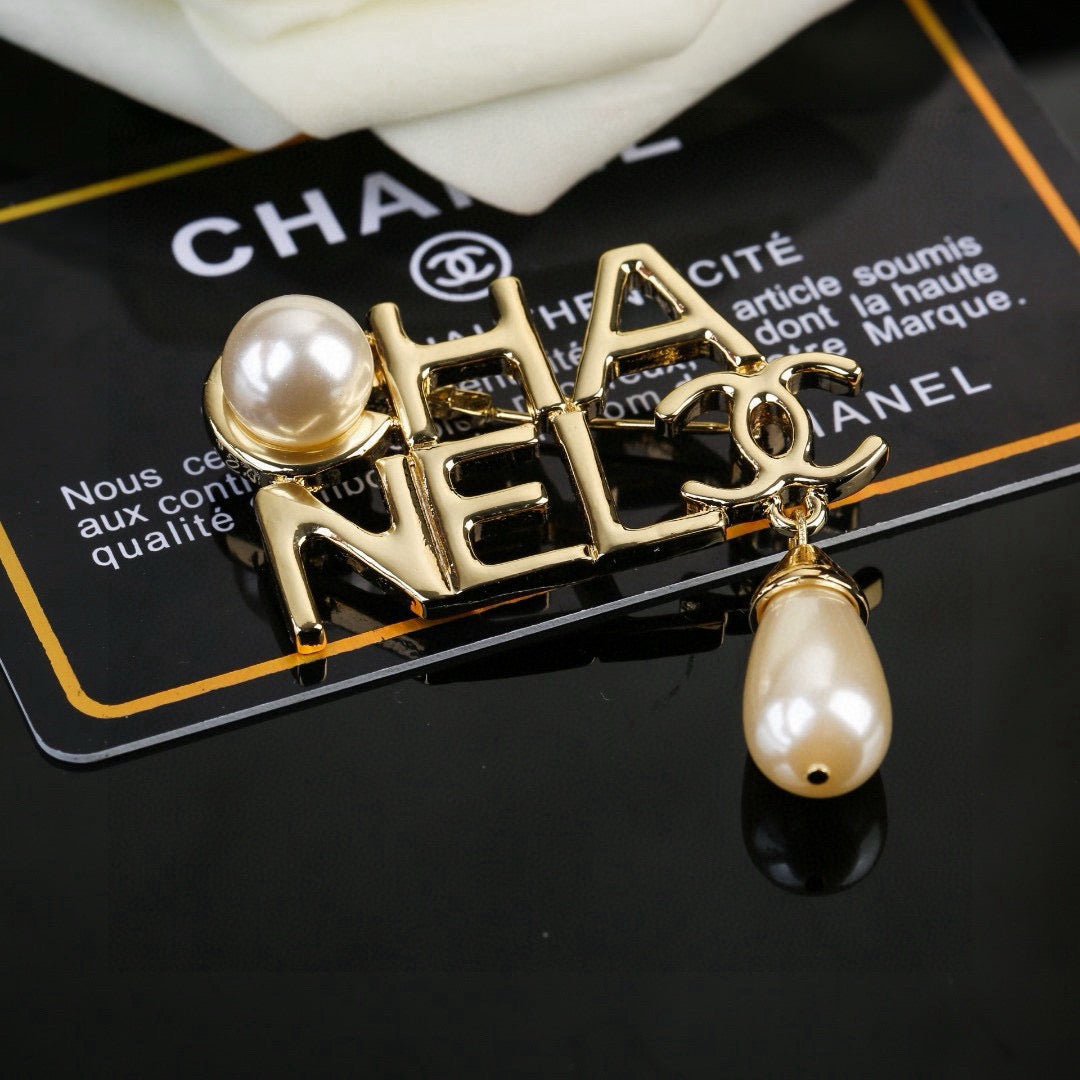 Pearl Brooch in Polished Metal-Tone – Pearl Detail – Design 002 main product view