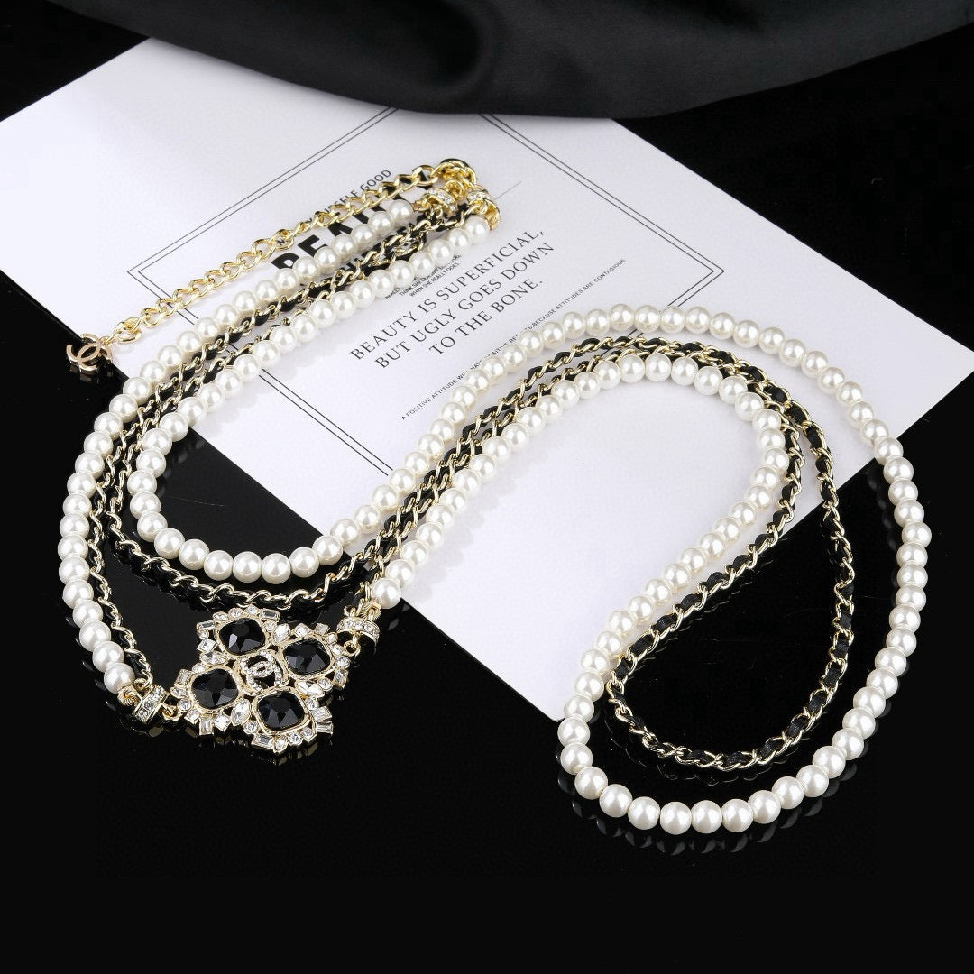 Pearl Pearl-Detail Pendant Necklace – Pearl Detail – Design 020 detail view