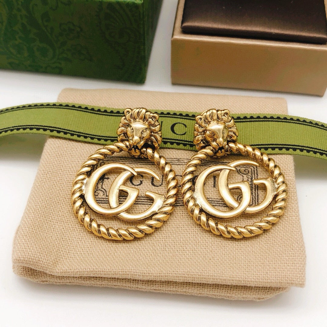 Double-G Emblem Stud Earrings in Polished Metal-Tone – Vintage Detail – Design 004 close-up detail