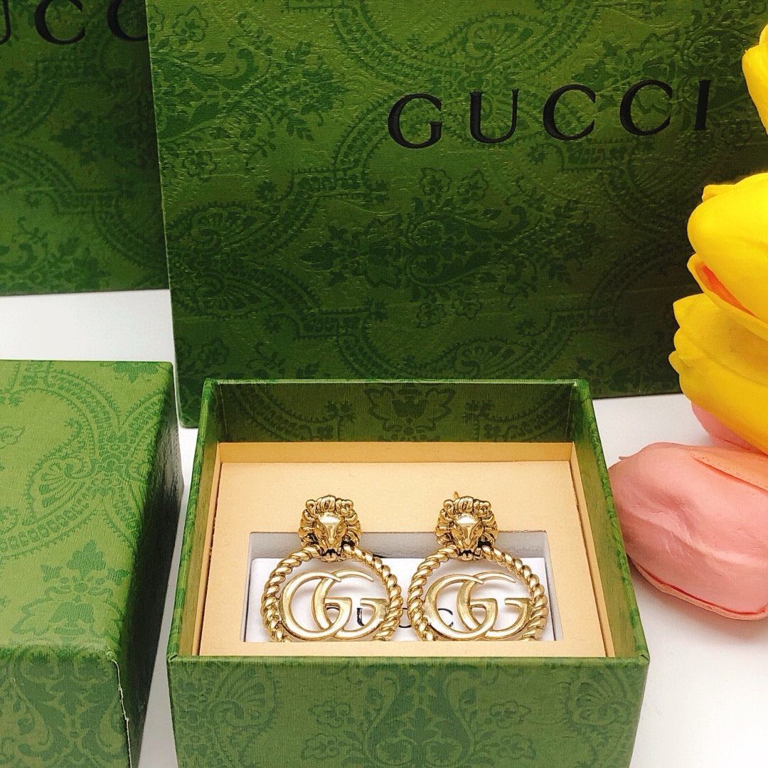 Double-G Emblem Stud Earrings in Polished Metal-Tone – Vintage Detail – Design 004 detail view