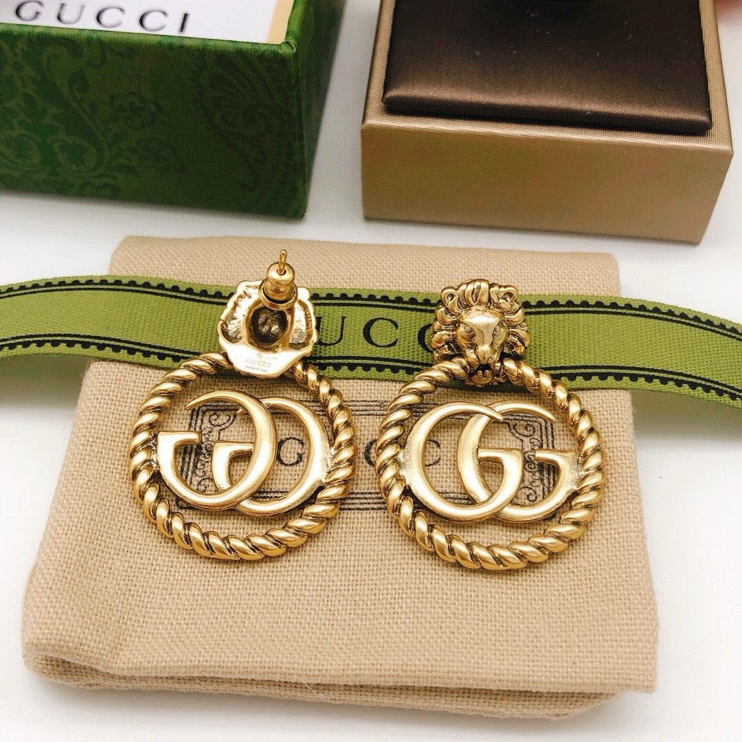 Double-G Emblem Stud Earrings in Polished Metal-Tone – Vintage Detail – Design 004 side detail