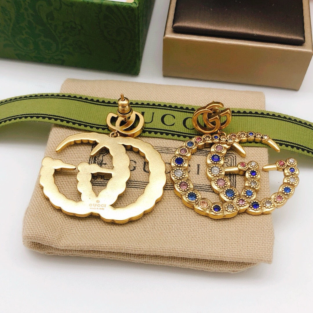 Double-G Emblem Stud Earrings in Polished Metal-Tone – Vintage Detail – Design 003 detail view