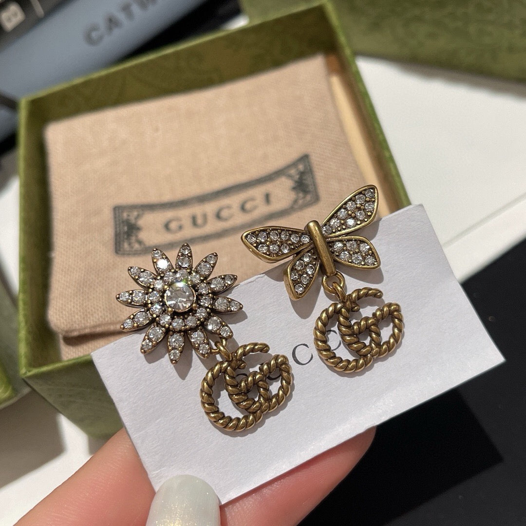Double-G Emblem Stud Earrings in Polished Metal-Tone – Design 006 close-up detail