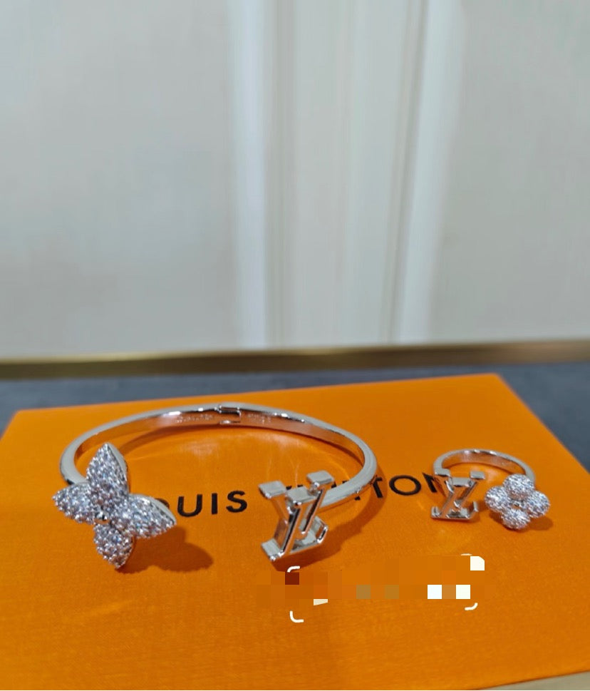 Clover Bangle in Polished Metal-Tone – Clover Detail – Design 004 styled product view