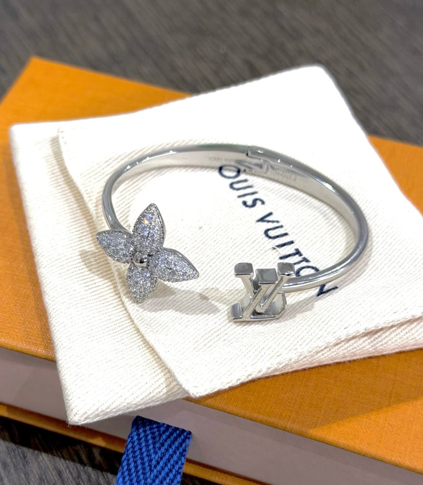 Clover Bangle in Polished Metal-Tone – Clover Detail – Design 004 front product view