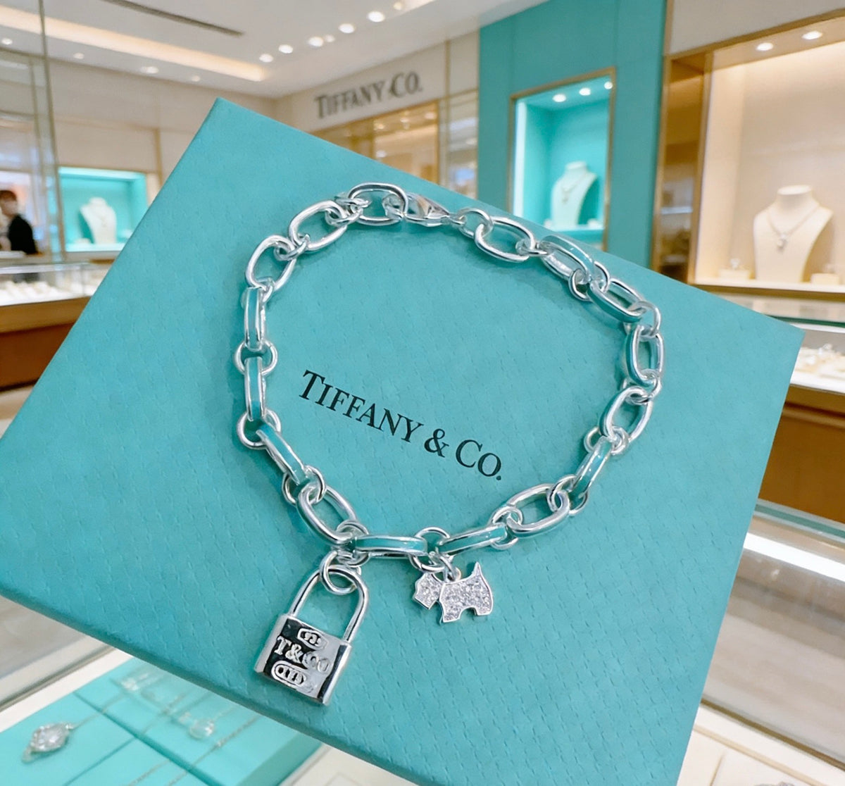 Signature Motif Bracelet in Silver-Tone – Vintage Detail – Design 21 close-up detail
