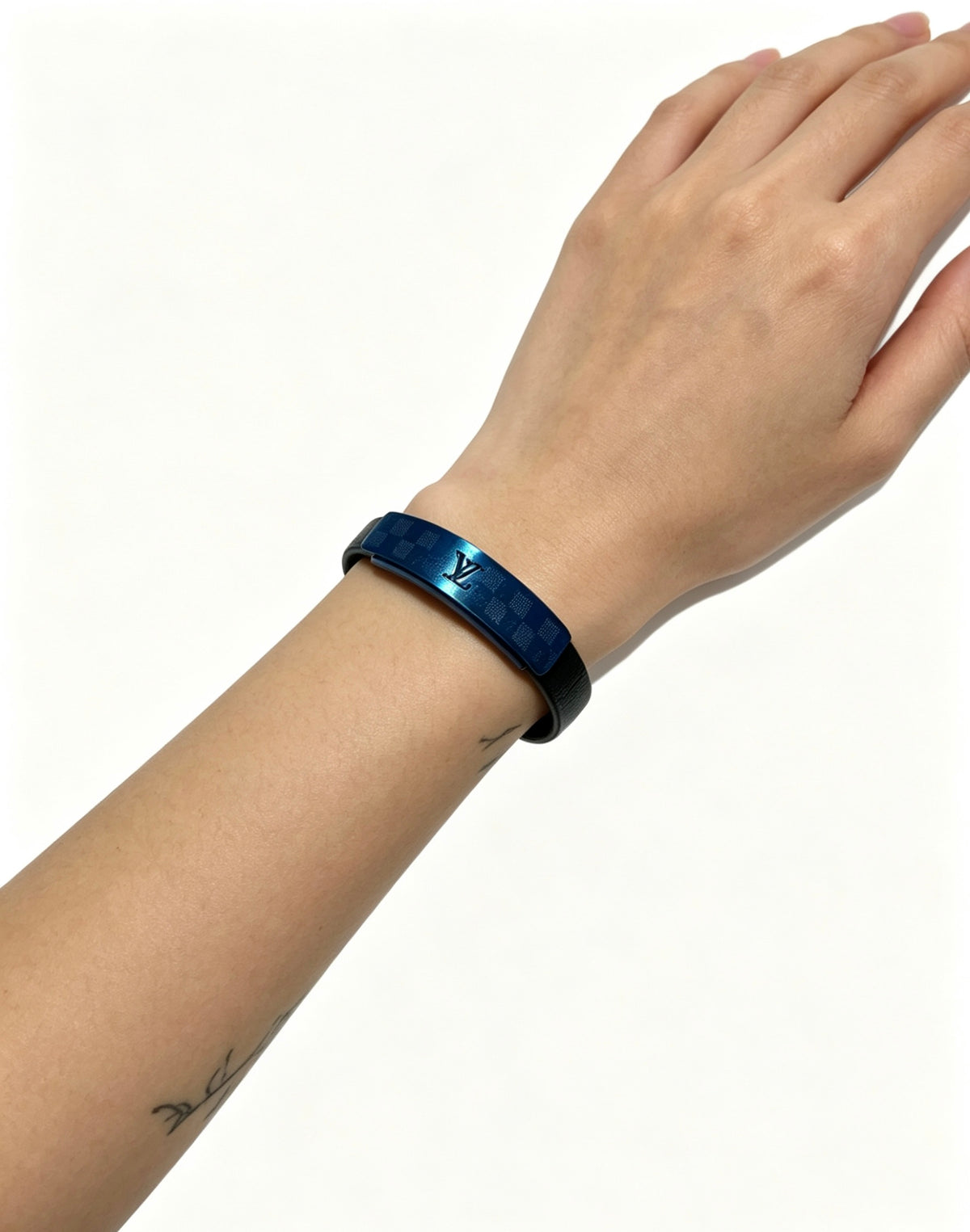 Chain Bangle in Silver-Tone – Blue Detail – Design 002 close-up detail