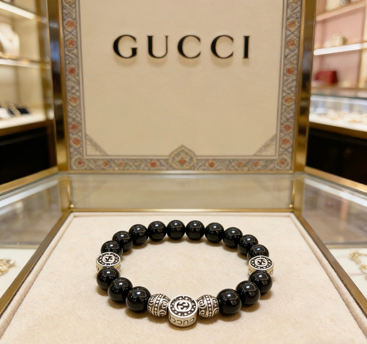 Double-G Emblem Beaded Bracelet in Polished Metal-Tone – Agate Detail – Design 010 close-up detail