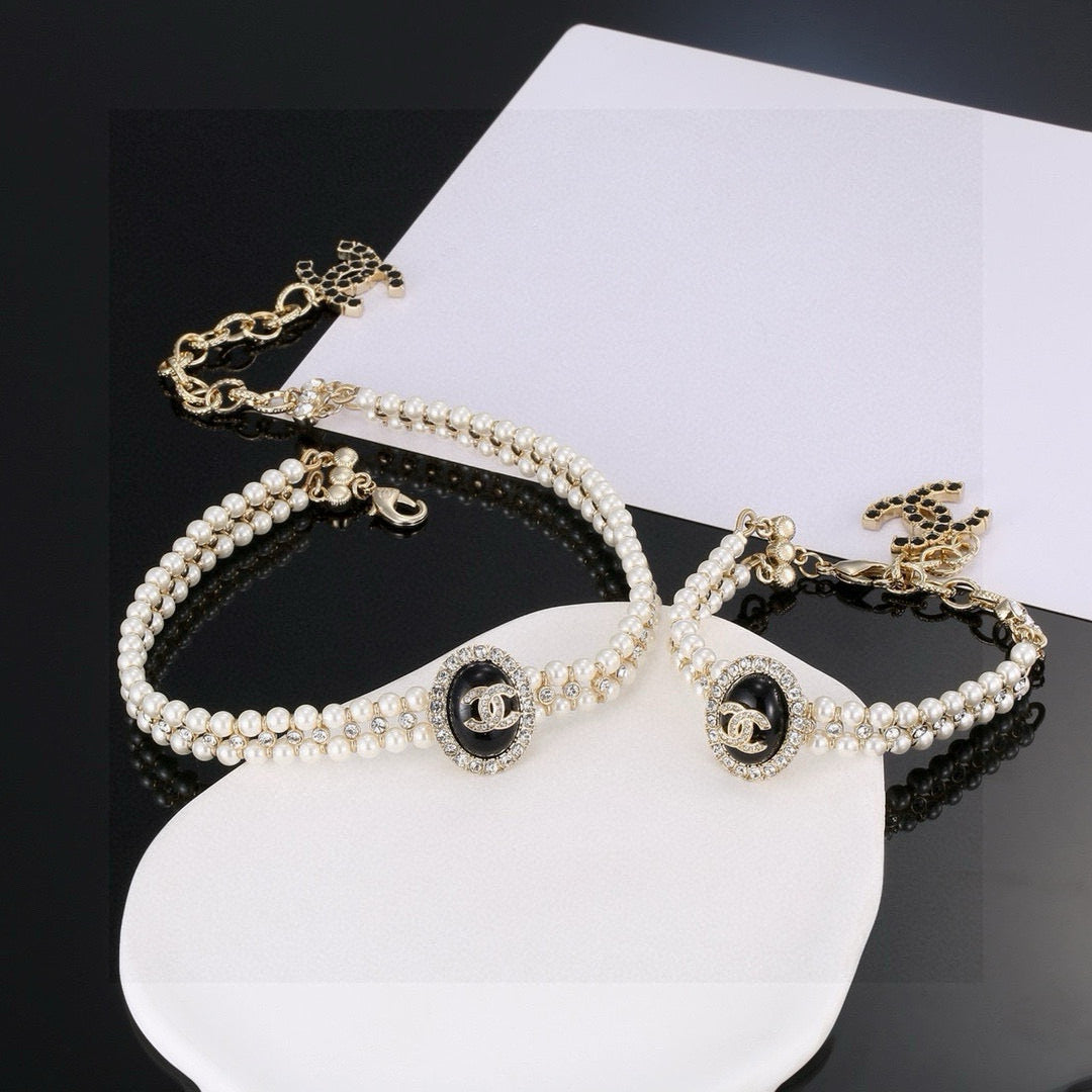 Pearl Bracelet in Polished Metal-Tone – Pearl Detail – Design 002 main product view
