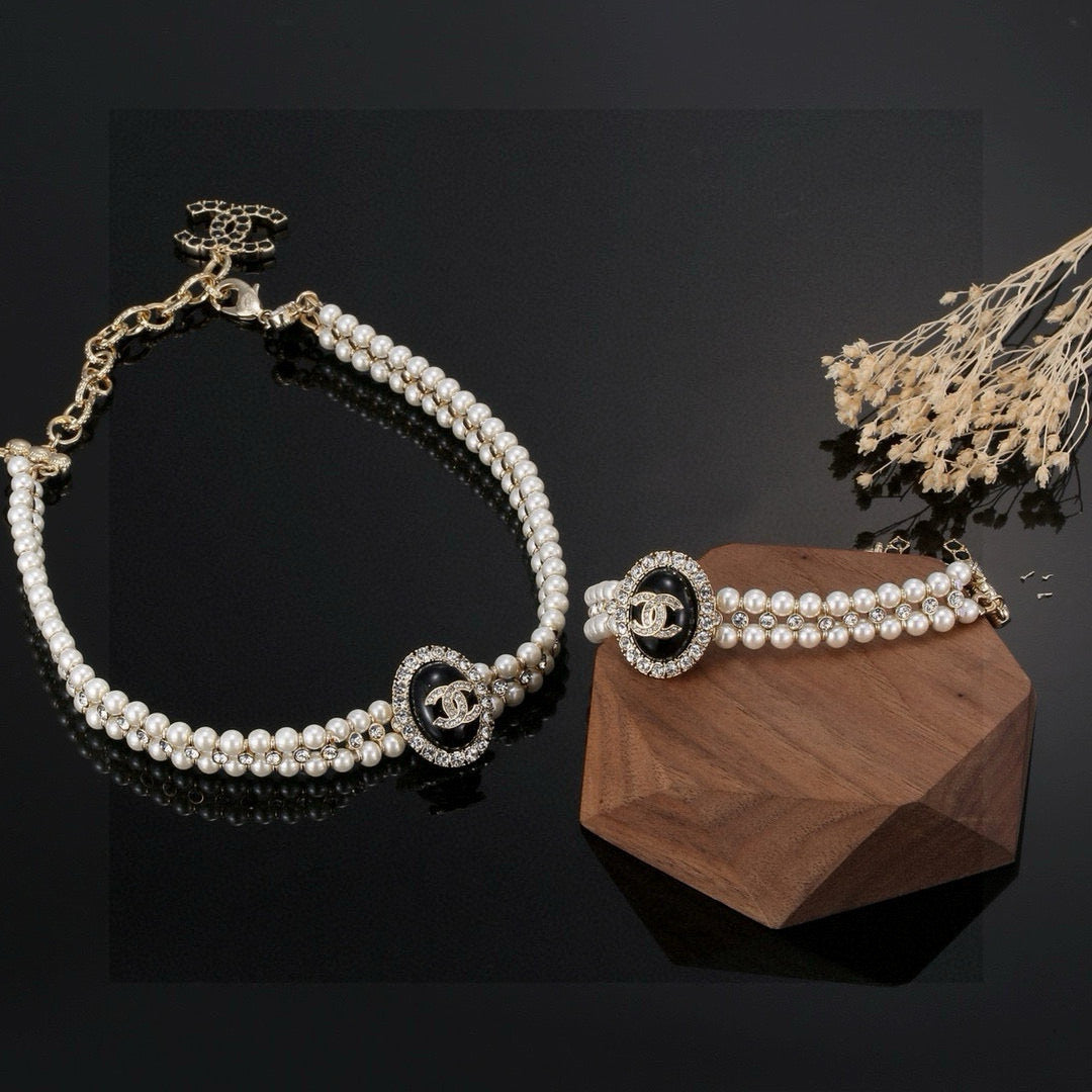 Pearl Bracelet in Polished Metal-Tone – Pearl Detail – Design 002 side detail