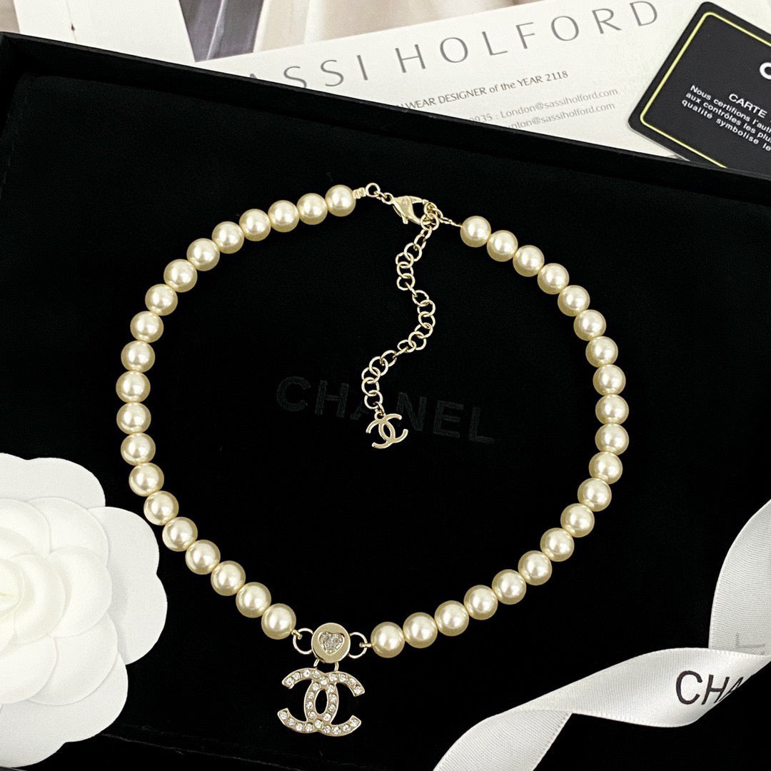 Pearl Pearl-Detail Pendant Necklace – Pearl Detail – Design 018 detail view