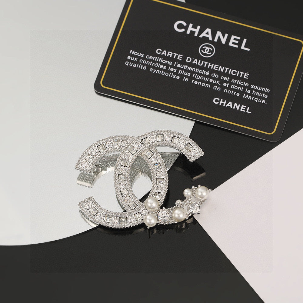 Double-C Emblem Brooch in Polished Metal-Tone – Pearl Detail – Design 004 side detail