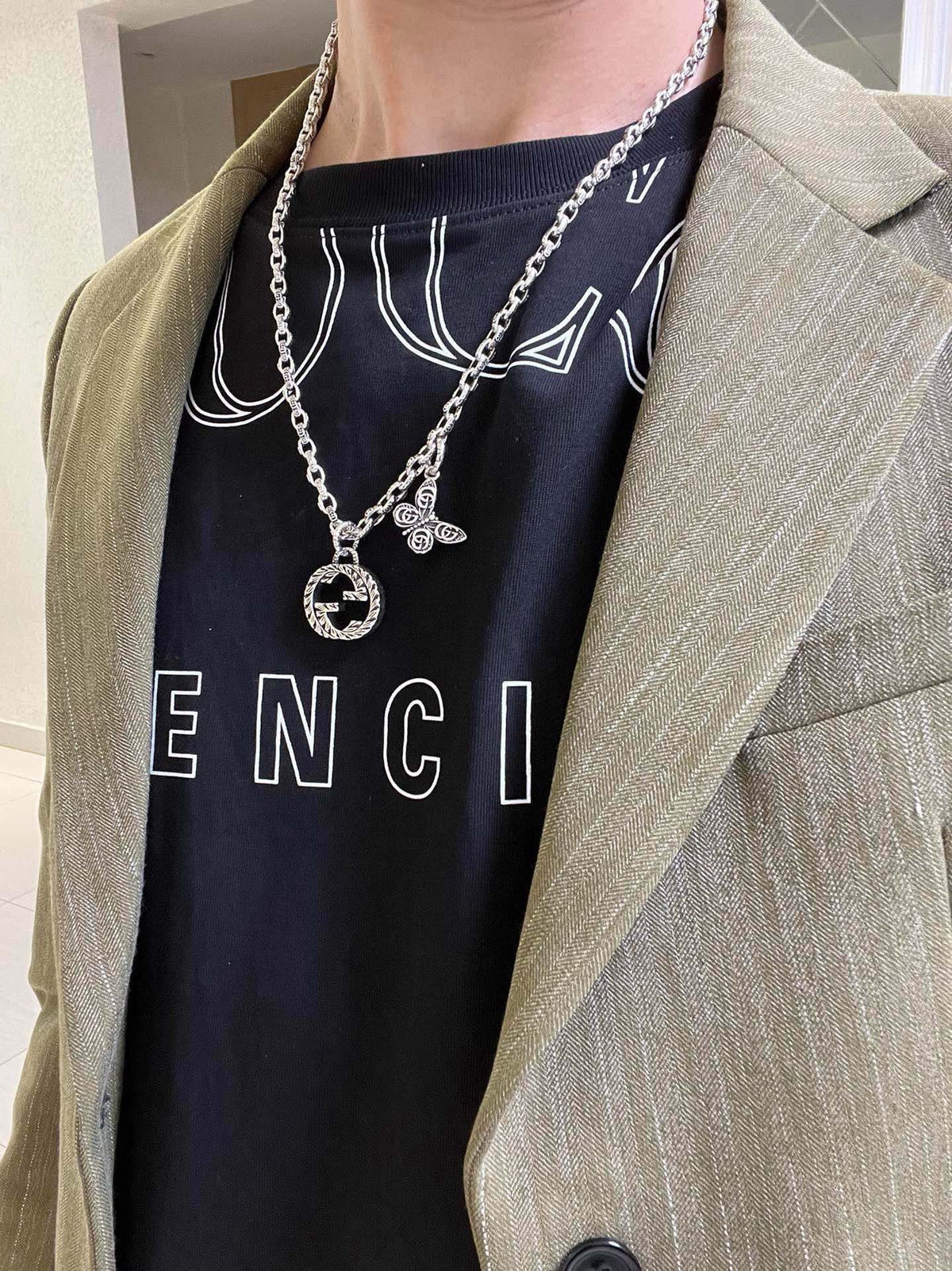 Double-G Emblem Pendant Necklace in Polished Metal-Tone – Design 050 detail view