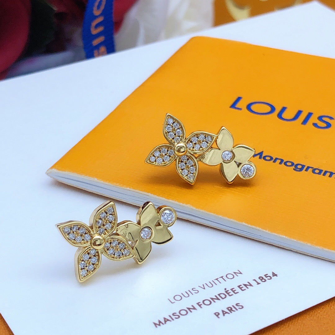 Star Stud Earrings in Silver-Tone – Silver Detail – Design 002 main product view