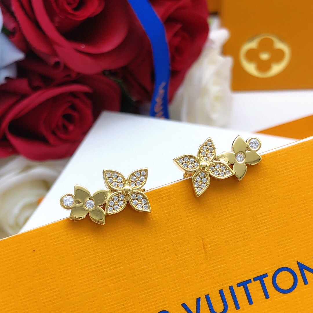 Star Stud Earrings in Silver-Tone – Silver Detail – Design 002 detail view