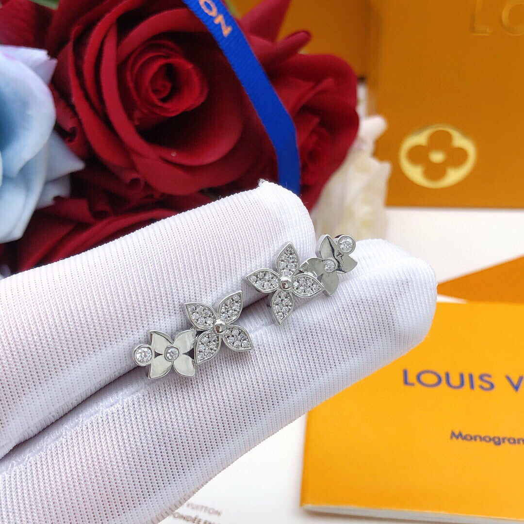 Star Stud Earrings in Silver-Tone – Silver Detail detail view