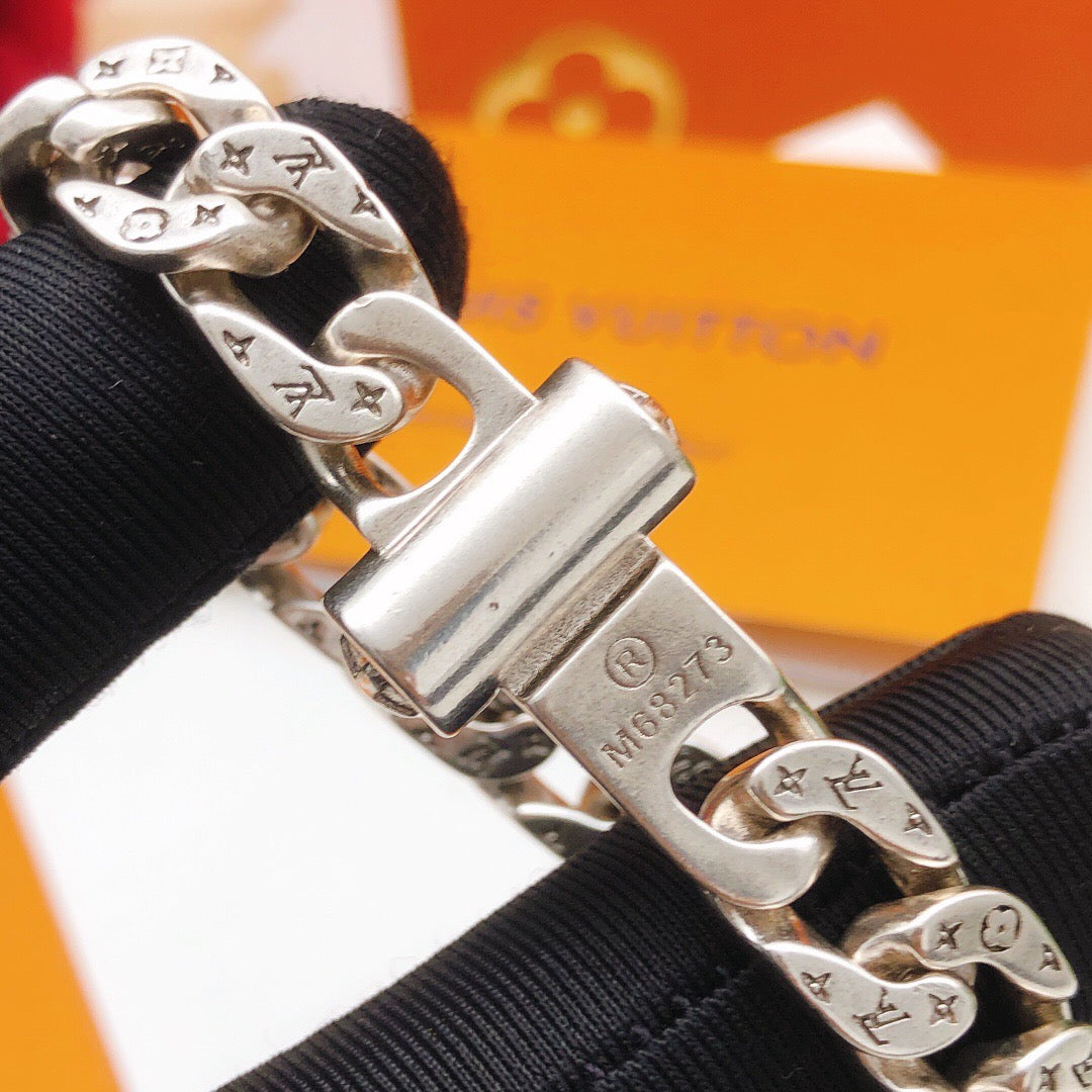Geometric Emblem Bracelet in Silver-Tone – Silver Detail – Design 005 detail view