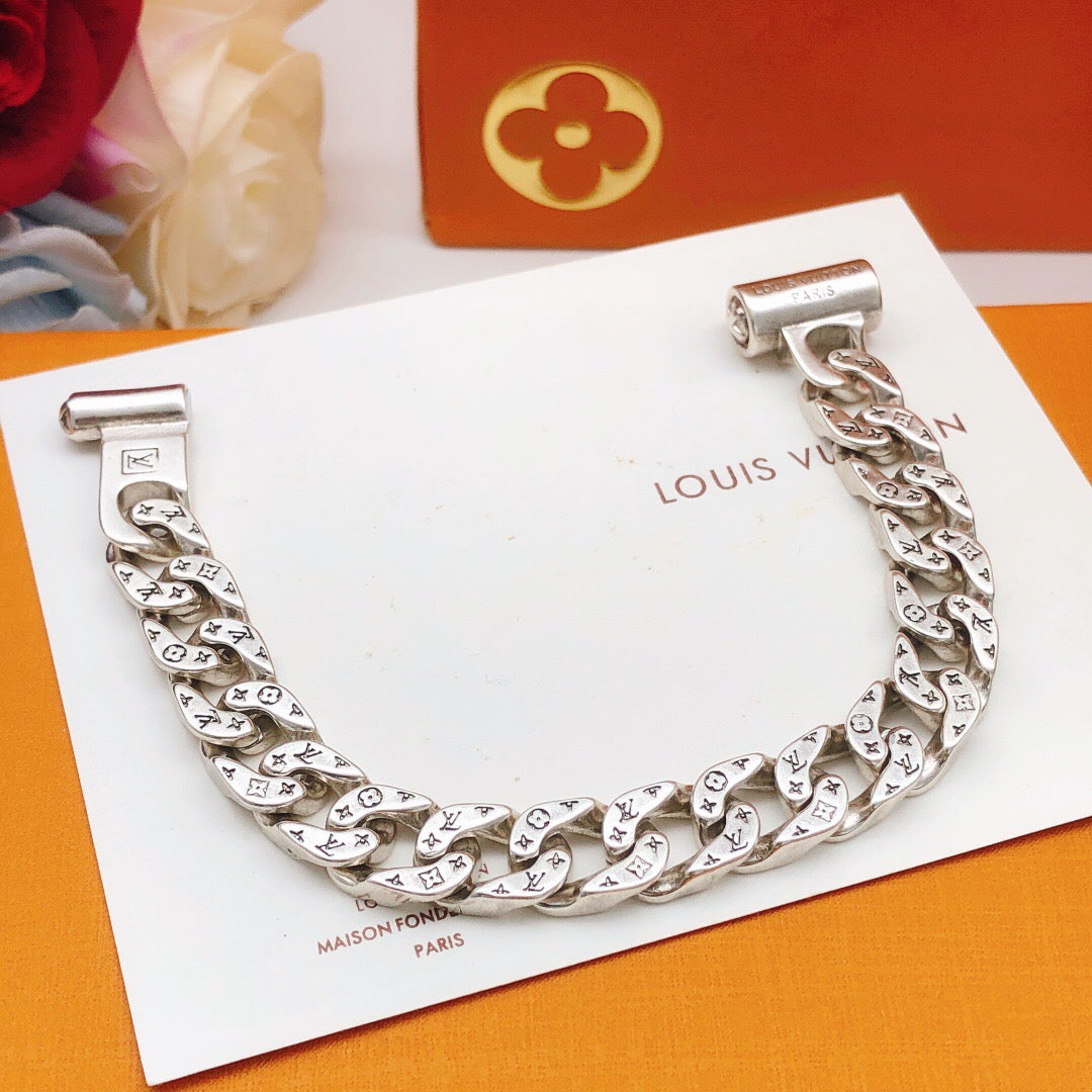 Geometric Emblem Bracelet in Silver-Tone – Silver Detail – Design 005 close-up detail