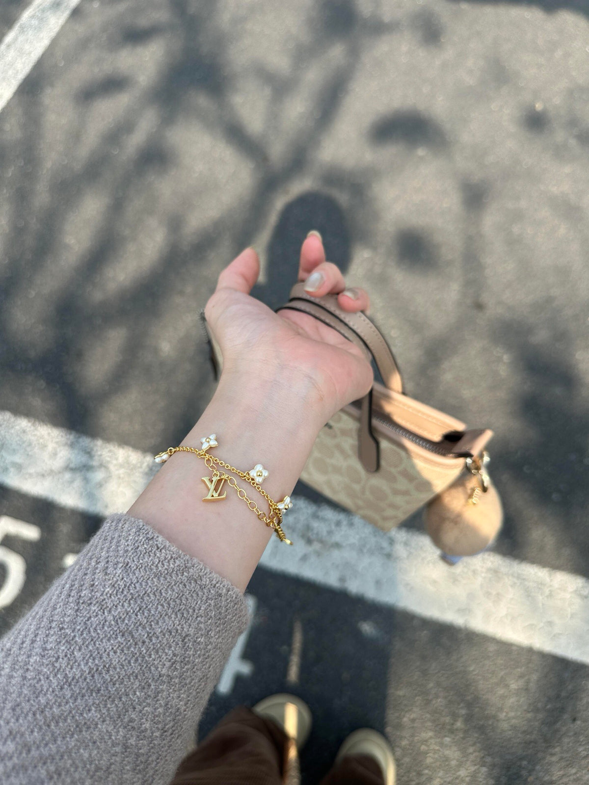 Floral Bracelet in Gold-Tone – White Detail – Design 002 side detail