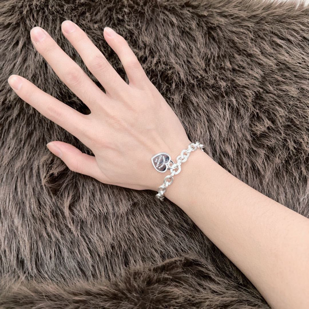 Signature Motif Bracelet in Silver-Tone – Vintage Detail – Design 18 close-up detail