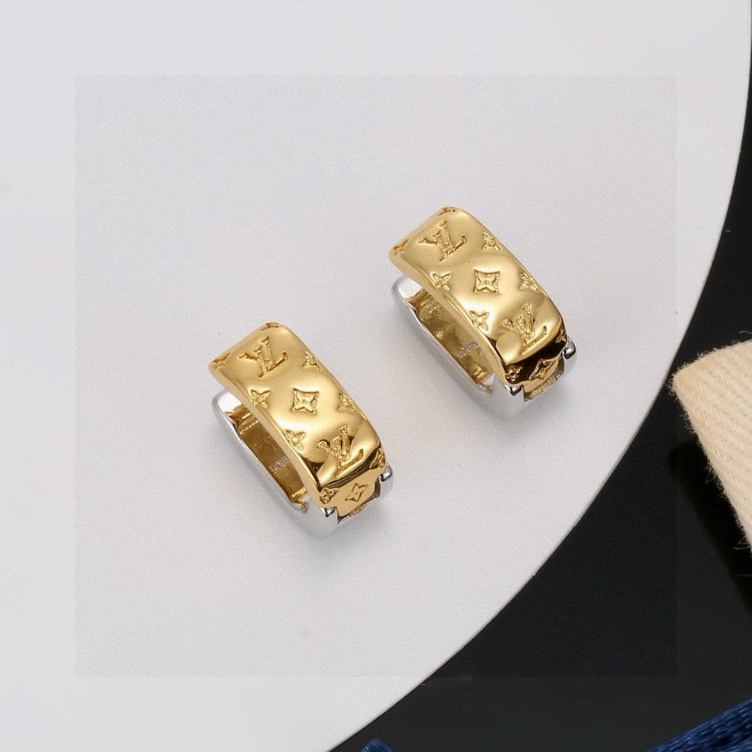 Clover Stud Earrings in Polished Metal-Tone – Clover Detail – Design 003 main product view